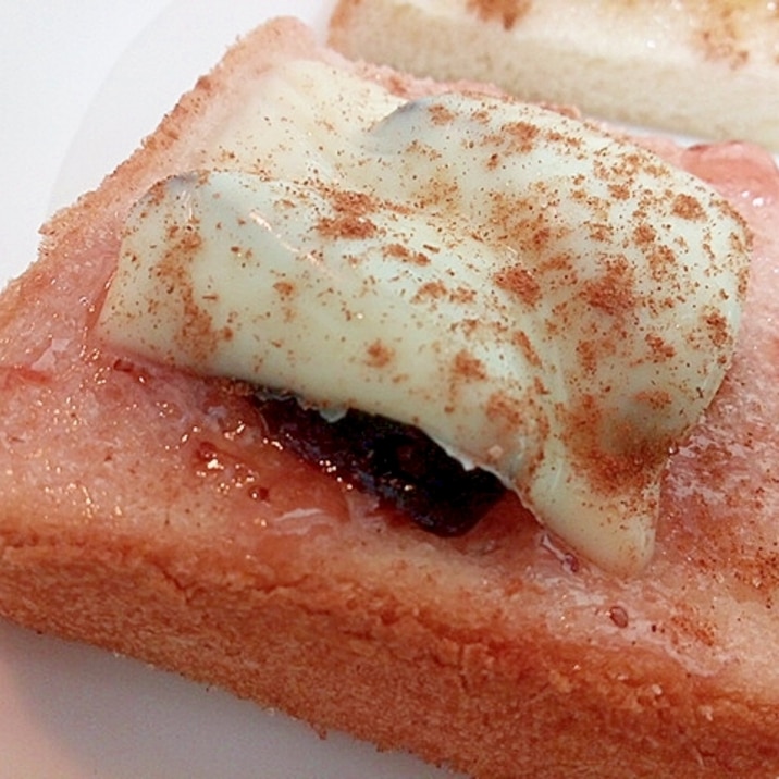苺ジャムとドライプルーンとチーズのトースト